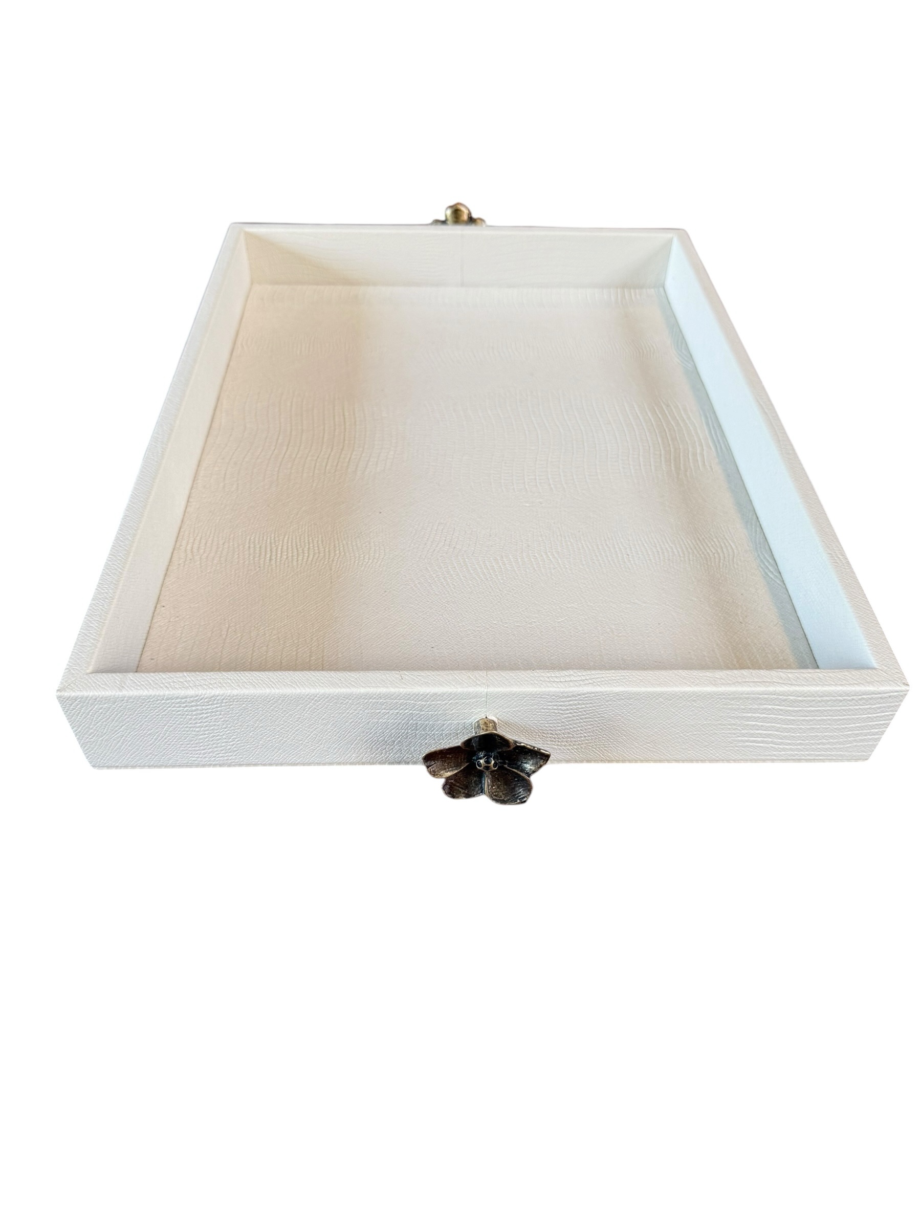 Charola rectangular mediana, diseño beige con herraje de florecita - Image 3